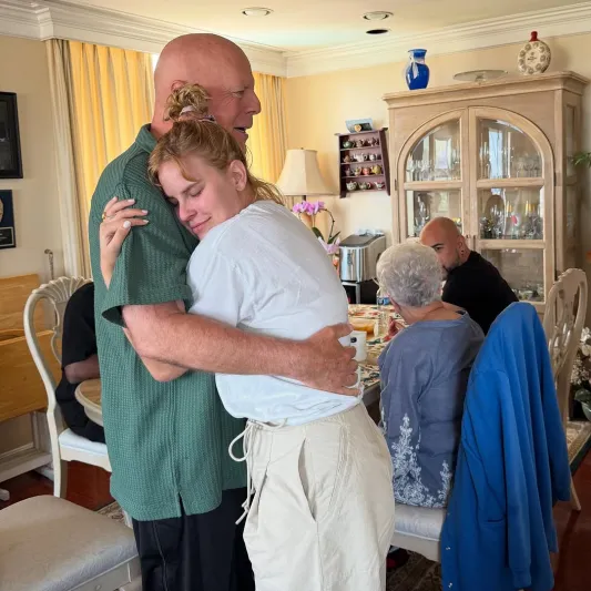 بلمسة يد وعناق صامت... ابنة بروس ويليس توثق لحظات حب مؤثرة مع والدها