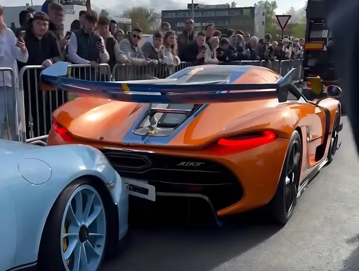 حادث مفاجئ يتسبب بخسائر فادحة في سوق السيارات النادرة