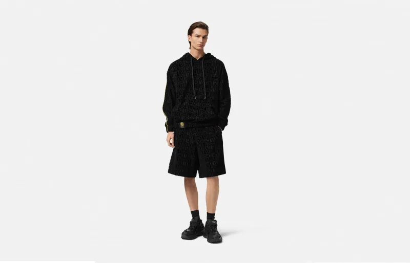تنسيق رياضي مع سروال قصير بنمط Baroque من فيرساتشي Versace - المصدر : Versace لصيف مليء بالحركة والأناقة: تنسيقات رياضية فاخرة للرجل العصري