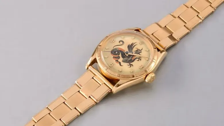 براد بيت يخطف الأنظار بساعة Patek Philippe نادرة بقيمة 200 ألف دولار