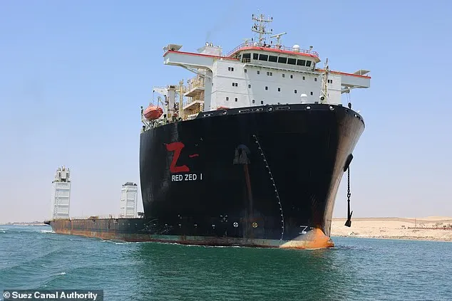 لحظات رعب في قناة السويس.. عمال يفرّون وسفينة تندفع نحو المرسى (فيديو) 