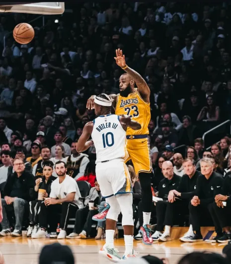 صورة تثير علامة استفهام: هل يودع ليبرون جيمس الملاعب قريبًا؟