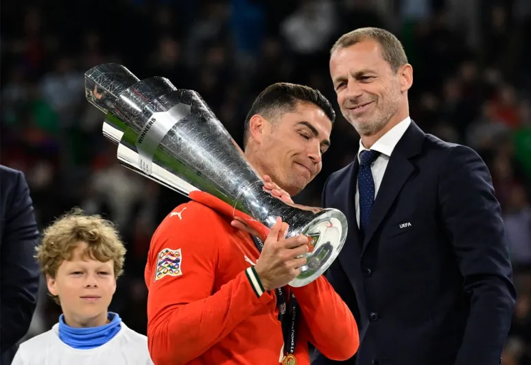 كيف احتفل رونالدو بابنه جونيور في يوم الأب؟