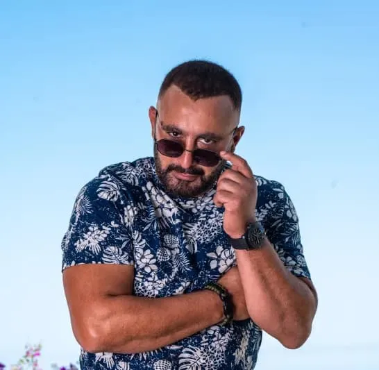 برسالة غامضة وزي الإحرام: أحمد السقا يثير وسائل التواصل