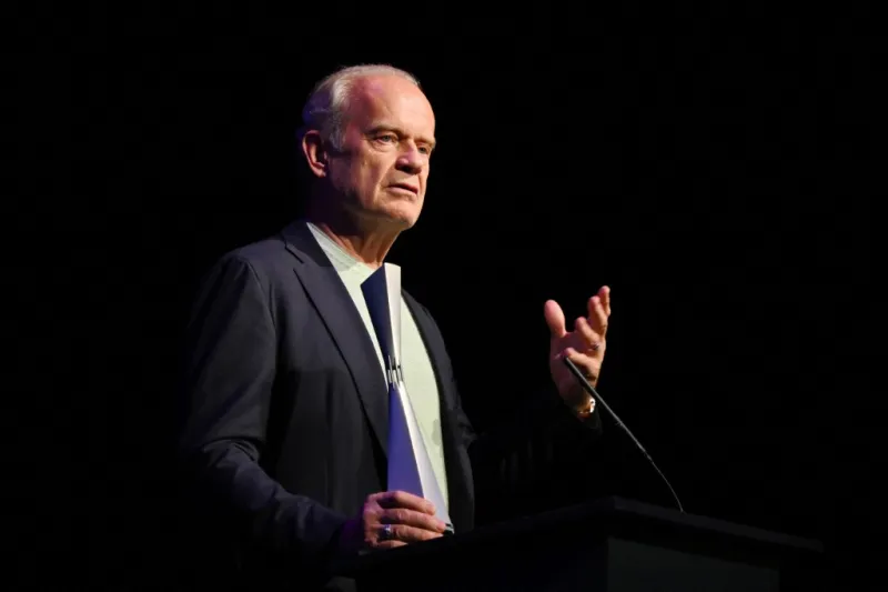 كيلسي غرامر يستعد للأبوة مجددًا في السبعين من عمره