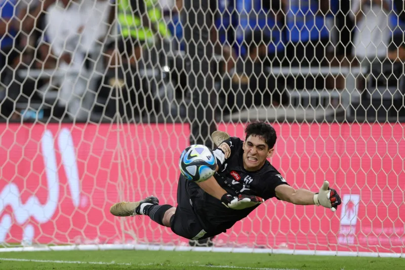 ماذا فعل بونو أمام سالزبورغ ليستحق لقب "أفضل لاعب"؟