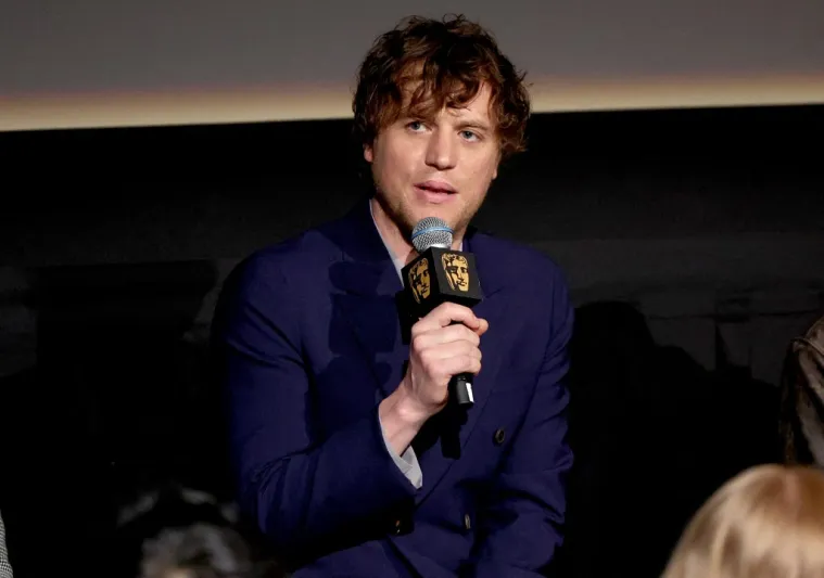 Johnny Flynn يدخل عالم هاري بوتر.. وآيزاكس يحذّر: لا تدعوه يغني!