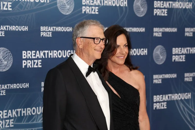 المرأة الهادئة التي غيّرت حياة بيل غيتس.. من هي بولا هيرد؟ 