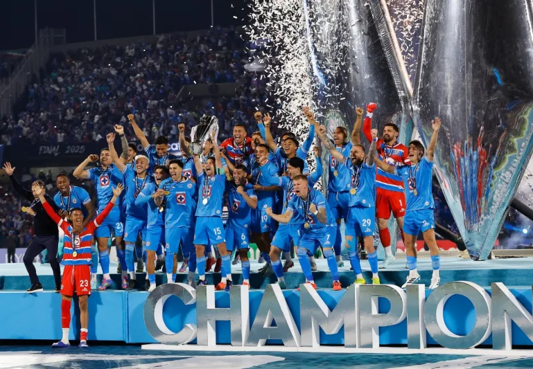 عودة العمالقة: كروز أزول يقسو بخماسية ويحجز مكانه بين كبار الأندية (فيديو)