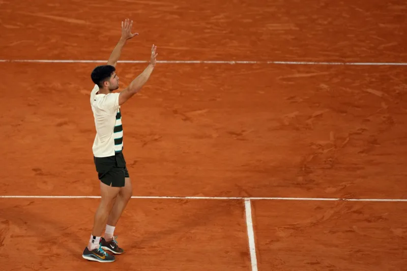 رولان جاروس: لماذا اعتذر كارلوس ألكاراز للجمهور بعد فوزه الكاسح؟ (فيديو)