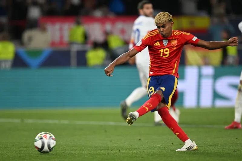 لامين يامال يرد برسالة غير مباشرة  على شائعات ارتباطه (صور)