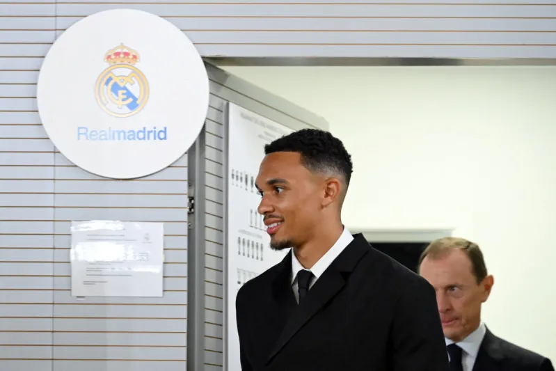 هل يدفع ريال مدريد بترينت ألكسندر أرنولد ودين هويسين أمام الهلال؟