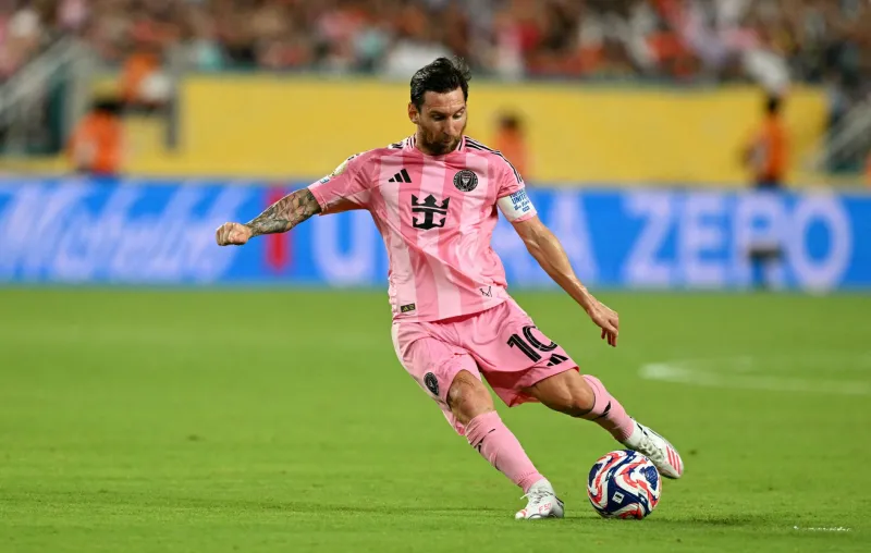 ليونيل ميسي يوجه رسالة مؤثرة لأحد عظماء اللعبة عقب لقاء استثنائي