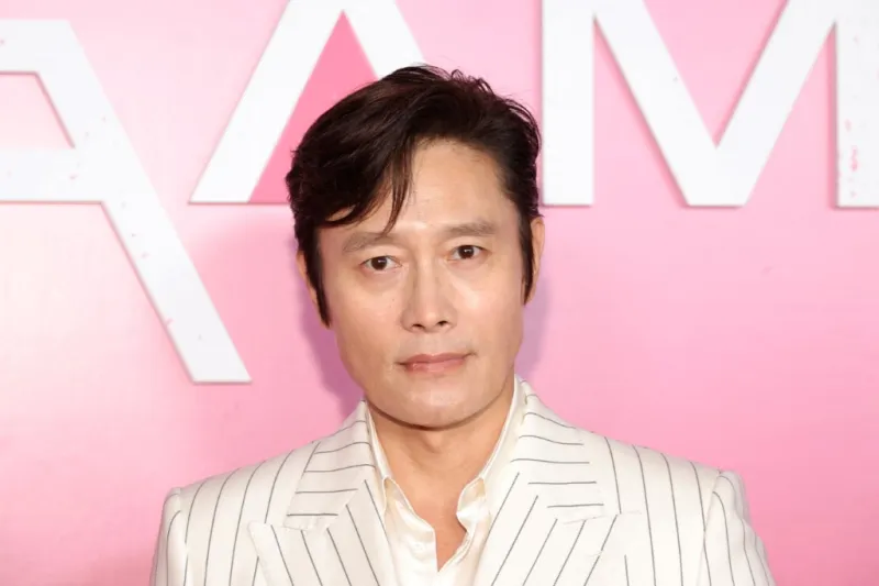 لي بيونغ هون يُزين معصمه بثلاث ساعات فاخرة من Jacob & Co 