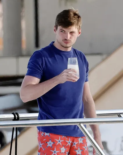 في استراحة قصيرة.. فيرستابن على يخته الفاخر