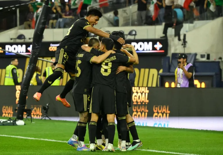 المكسيك تنتزع فوزًا ثمينًا من الدومينيكان في أولى مبارياتها