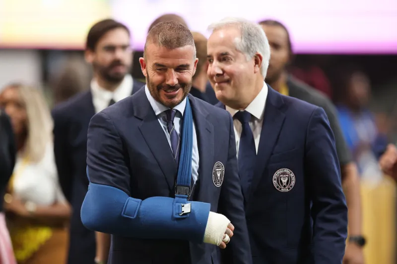 بعد جراحة مؤلمة.. ديفيد بيكهام يظهر بجبيرة في قمة إنتر ميامي وباريس (فيديو)