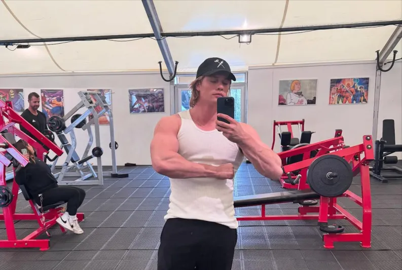 نيكولاس غاليتزين يستعرض تحوله في فيلم "Masters of the Universe" (صور)