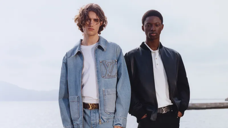 تنسيق القميص مع التيشيرت: إطلالة صيفية بسيطة بطابع فاخر وأنيق