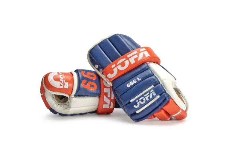 قفّازات واين غريتزكي تُباع بسعر خيالي في مزاد عالمي