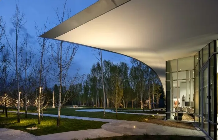 منزل زجاجي على شكل هلال يُطرح للبيع كأغلى عقار في جاكسون هول