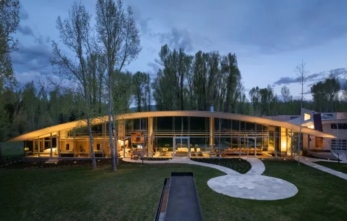 منزل زجاجي على شكل هلال يُطرح للبيع كأغلى عقار في جاكسون هول