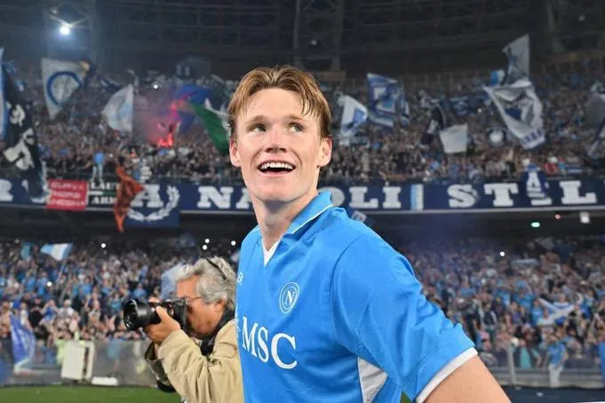 سكوت مكتوميناي يدخل رادار الهلال بعد تألقه في الكالتشيو