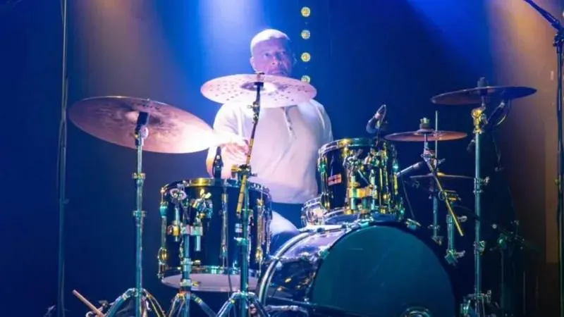 أزمة قلبية تُسقط عازف The Christians على المسرح (فيديو)