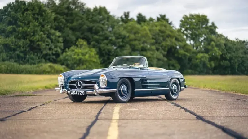 Mercedes-Benz 300 SL تعود بلون ملكي وسحر كلاسيكي