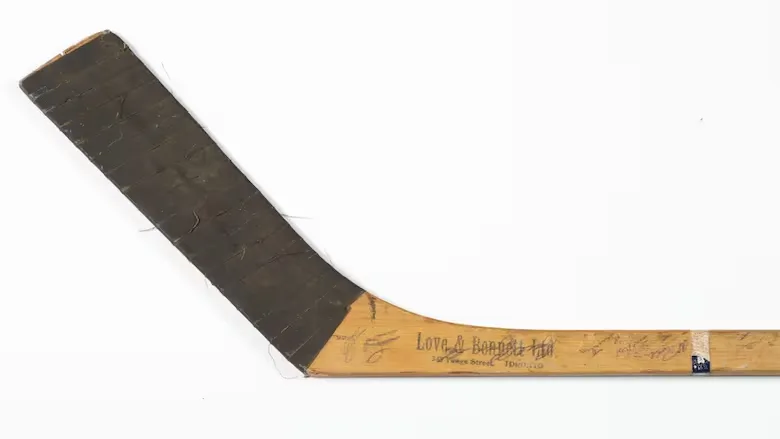 بعد 73 عامًا على رحيله... عصا هدف بيل باريلكو تُعرض للبيع في مزاد نادر