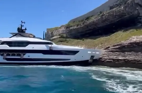 جنوح يخت بطول 43 مترًا يربك حركة الميناء الفرنسي (فيديو) 