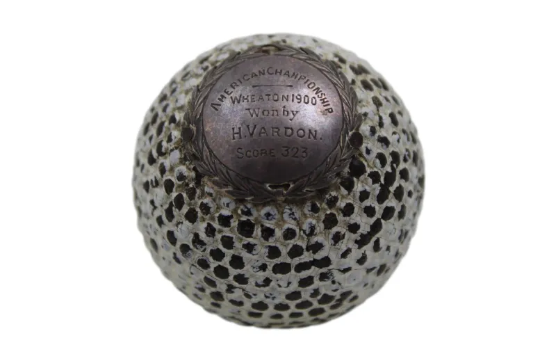 كرة غولف عمرها 125 عامًا تُباع بسعر قياسي في مزاد (صور)