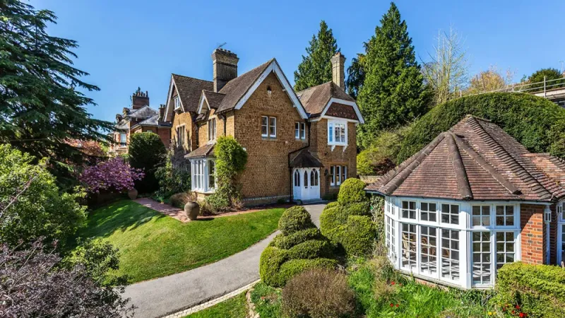 من مرصد علمي إلى تحفة للبيع.. ما سرّ هذا القصر البريطاني؟