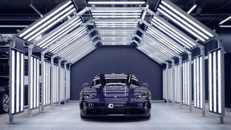 Porsche وFerragamo تتعاونان لصنع تحفة تجمع بين السرعة والأناقة