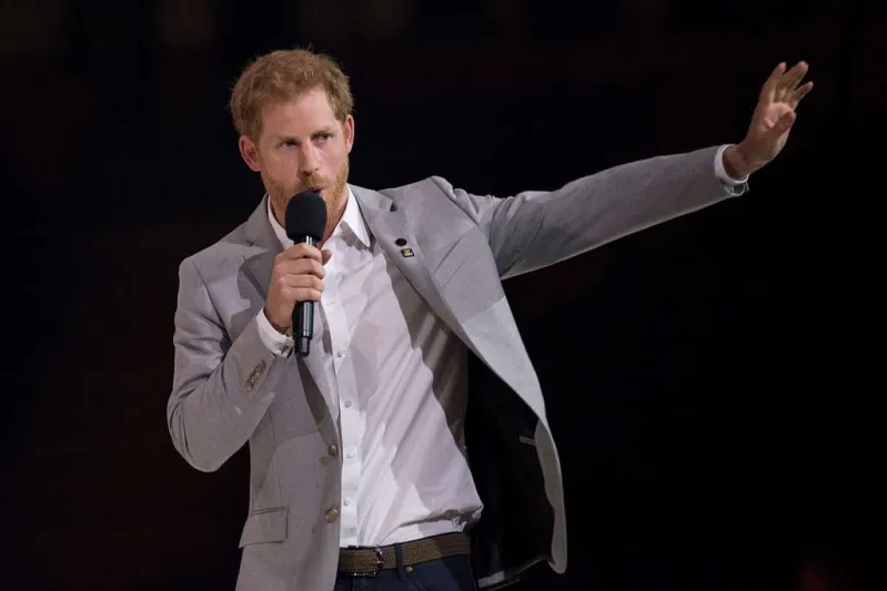 لقطات نادرة تكشف الوجه الآخر للأمير هاري في عالم الأبوة