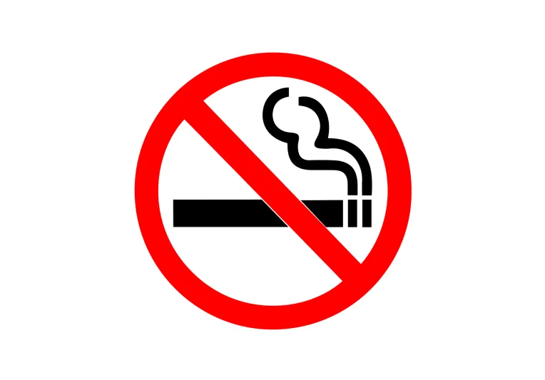 لماذا لا تزال طفايات السجائر موجودة في طائرات ممنوع فيها التدخين؟