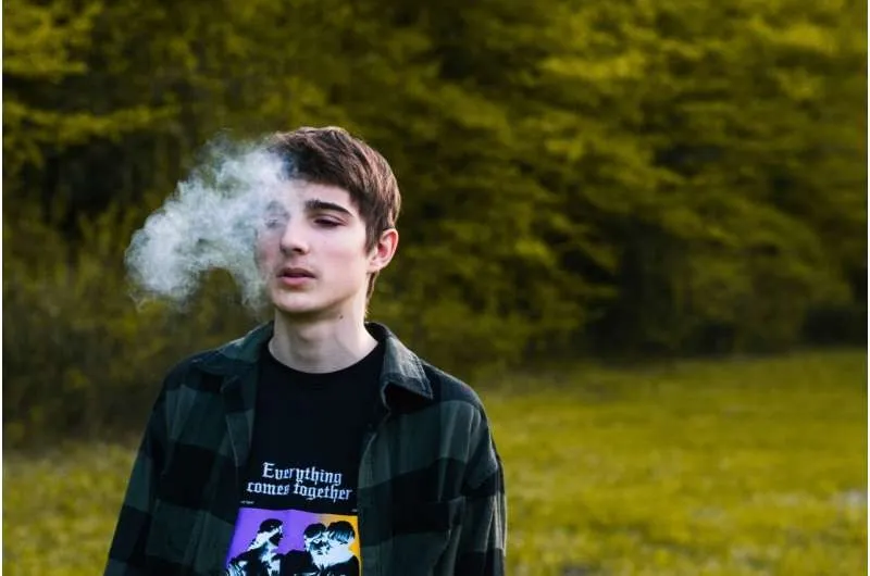 دراسة: تأثير الرفاق يضاعف فرص إدمان المراهقين للسجائر الإلكترونية 