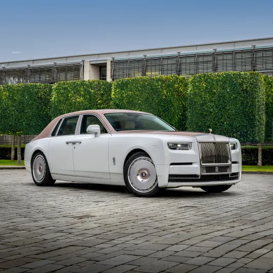 Rolls-Royce تُطرّز الفخامة بخيوط الدانتيل داخل Phantom Dentelle