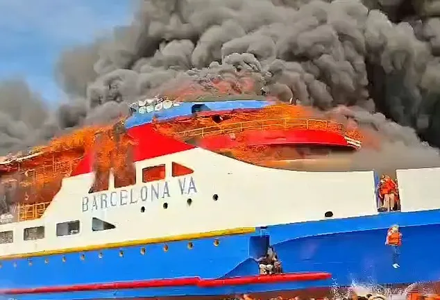 نداءات استغاثة وألسنة نار.. عبّارة إندونيسية تحترق بعرض البحر (فيديو)