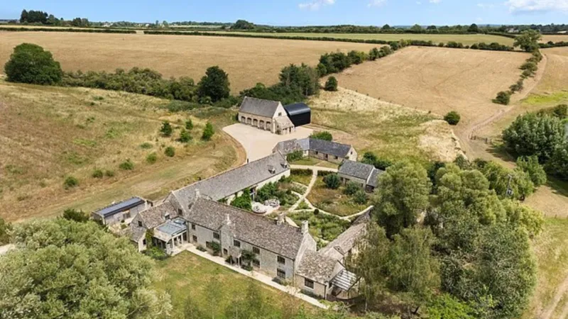 إلين ديجينيرس تطرح مزرعتها الفاخرة في بريطانيا للبيع بربح كبير