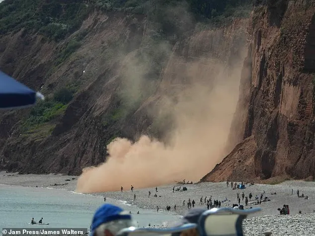 صخور ضخمة تتساقط على شاطئ بإنجلترا وتثير الذعر بين المصطافين (فيديو) 