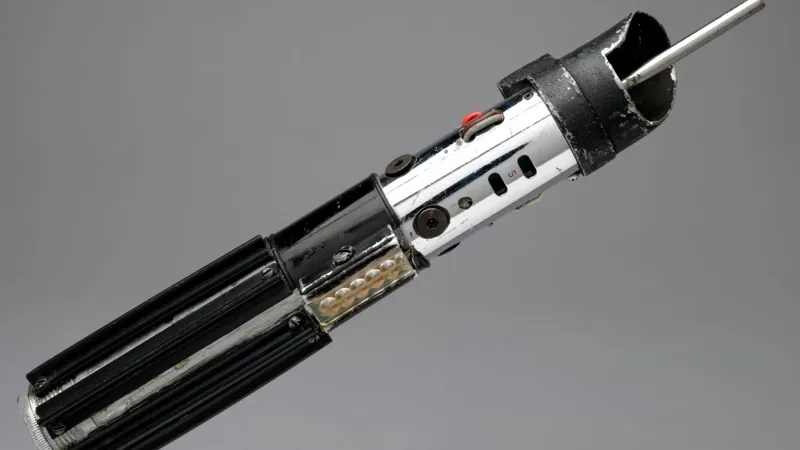 سيف دارث فيدر الأصلي من Star Wars يُعرض في مزاد تاريخي بسعر يصل إلى 2.8 مليون دولار