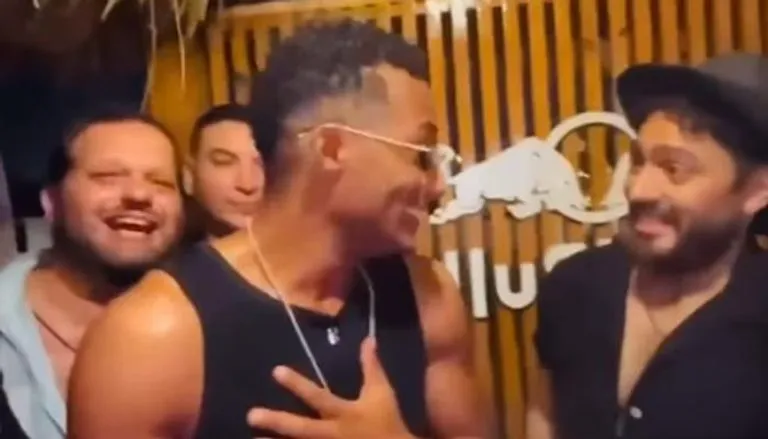 محمد رمضان وتامر حسني يحتفيان بالنجم محمد منير على طريقتهما الخاصة (فيديو)