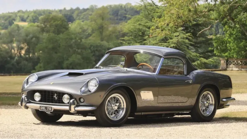 واحدة من اثنتين فقط في العالم.. سيارة Ferrari 250 GT SWB California Spider Competizione بمزاد تاريخي