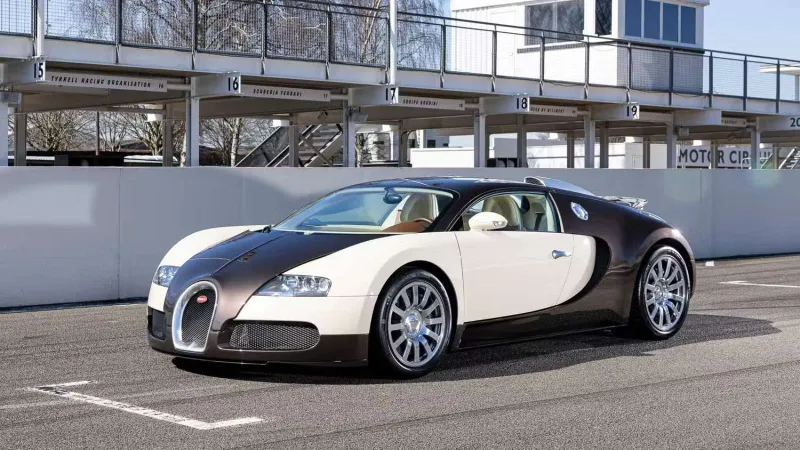 نسخة قياسية من Bugatti Veyron تتفوق على نسخ محدودة في مزاد تاريخي