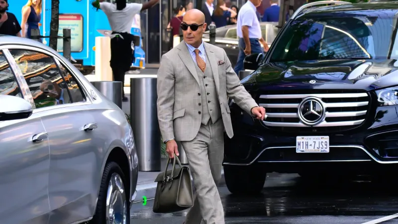 Raymond Hall حقيبة Berluti E'Mio تتصدّر موضة الرجال بعد ظهورها لافت في The Devil Wears Prada 2