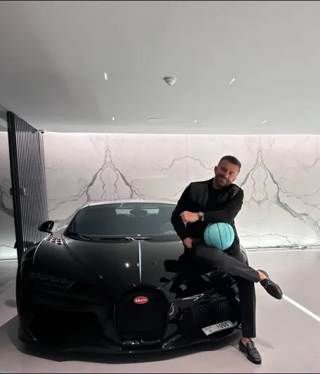 رجل الأعمال أحمد نبيل يلفت الأنظار بواحدة من أندر السيارات في العالم