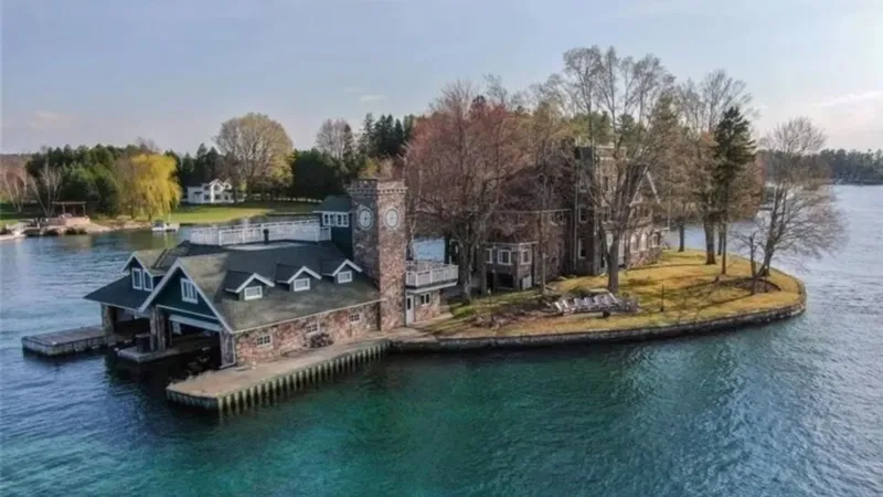 جزيرة صناعية بثماني غرف للبيع.. ملاذ فاخر من الحقبة الذهبية وسط النهر بنيويورك