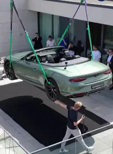 بين السماء والأرض.. بنتلي بقيمة 420 ألف دولار تزين سطح مطعم فاخر (تفاصيل) 