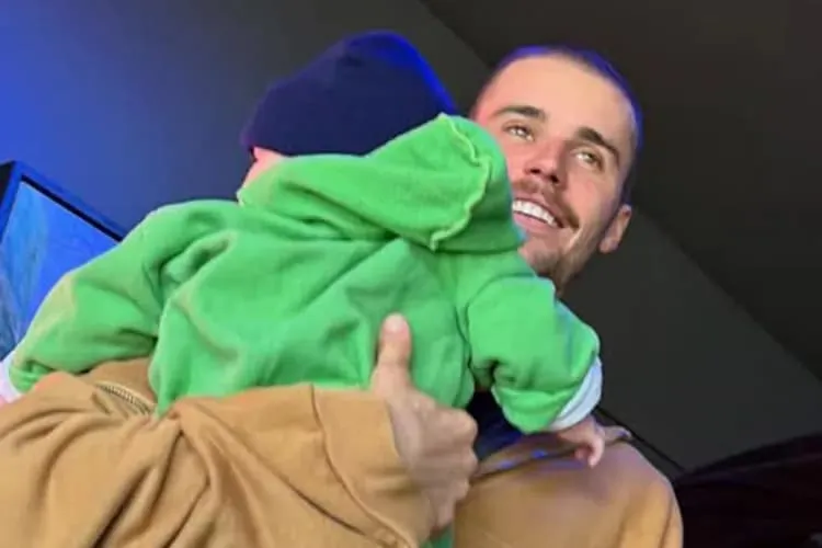 جاستن بيبر يدخل الاستوديو مع ابنه.. هل يرث جاك موهبة والده؟